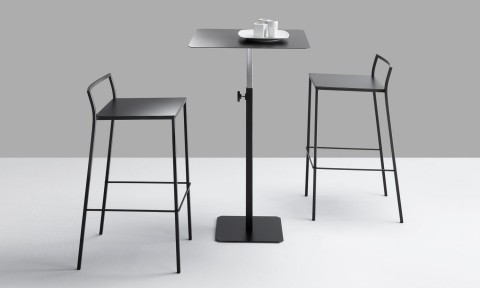 Soluzioni arredo bar e ristorazione, sgabelli e tavolino alto