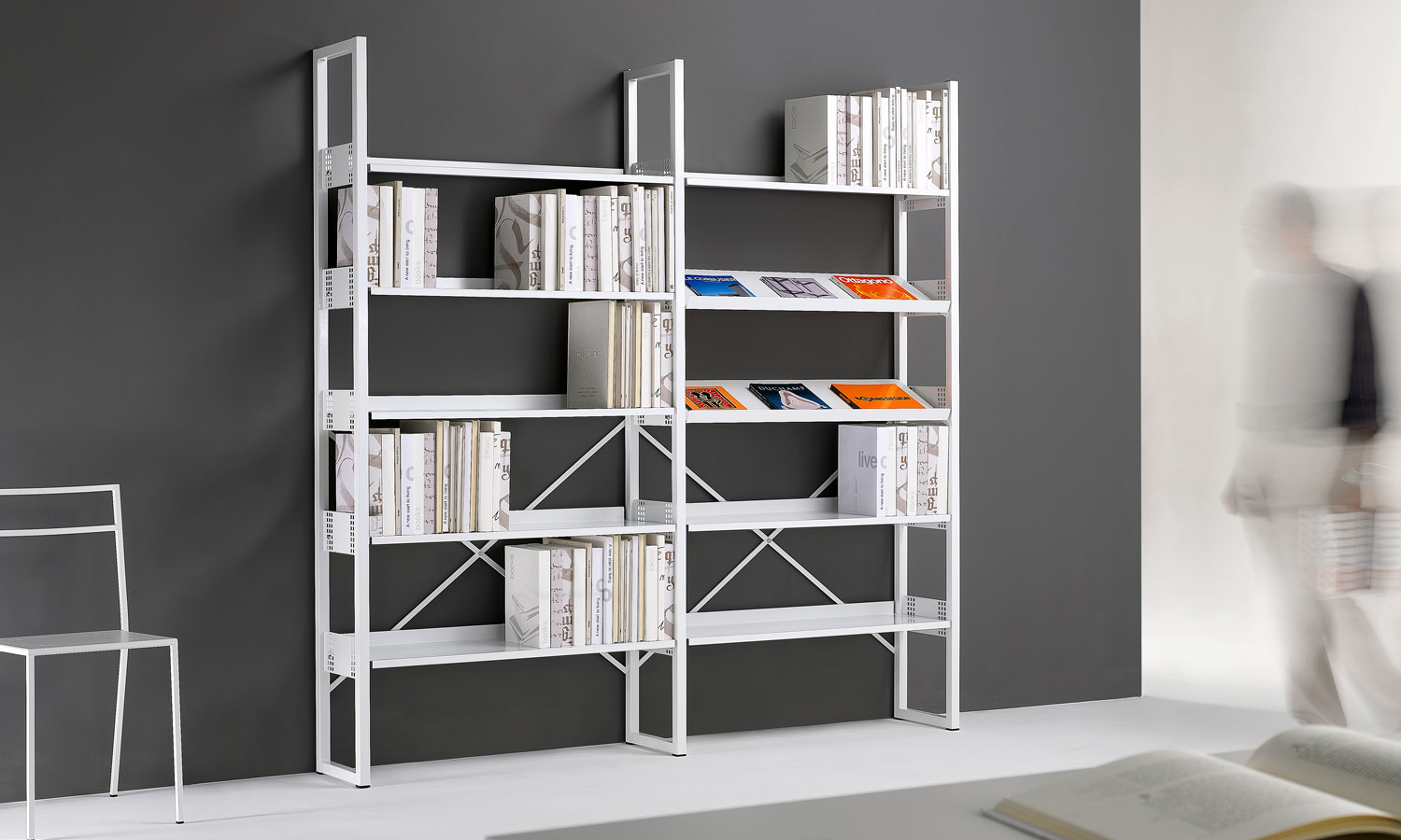 Scaffale libreria di metallo verniciato bianco per negozi showroom