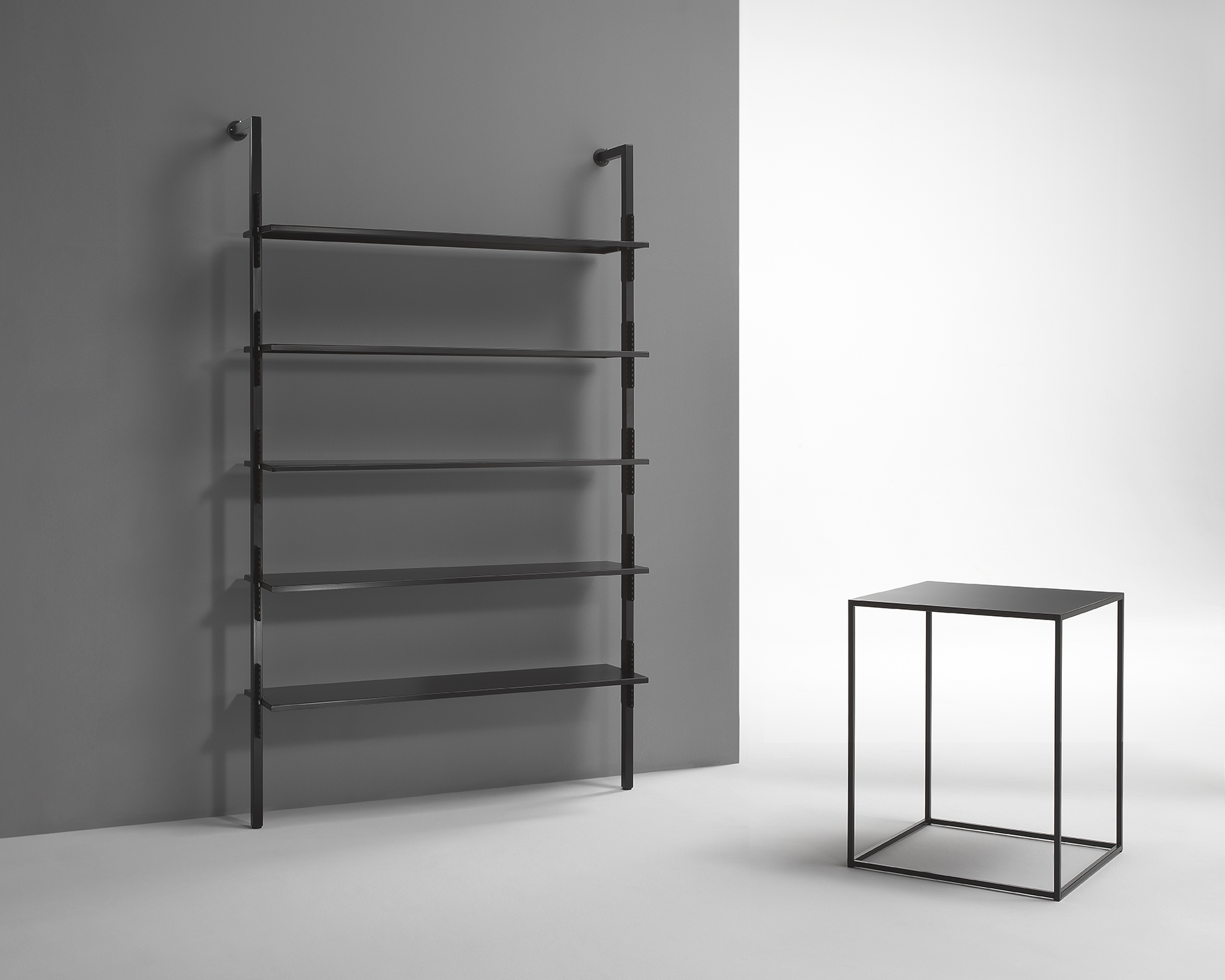 Scaffali, supporti espositivi e soluzioni d'arredo metallico per negozi e spazi retail